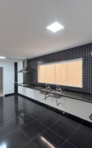 Casa à venda com 600m², 4 quartos e 7 vagas Casa à venda com 600m², 4 quartos e 7 vagasCozinha