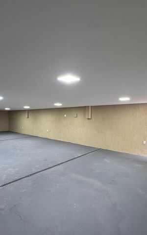 Casa à venda com 600m², 4 quartos e 7 vagas Casa à venda com 600m², 4 quartos e 7 vagasGaragem