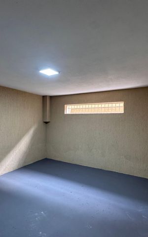 Casa à venda com 600m², 4 quartos e 7 vagas Casa à venda com 600m², 4 quartos e 7 vagasGaragem - Quarto