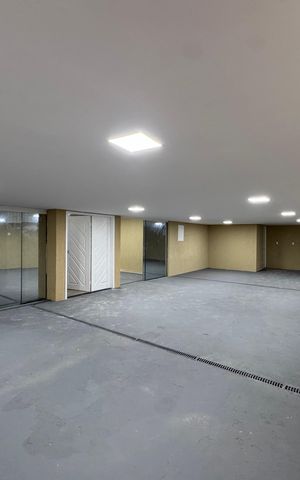 Casa à venda com 600m², 4 quartos e 7 vagas Casa à venda com 600m², 4 quartos e 7 vagasGaragem
