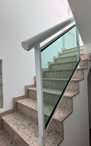 Casa à venda com 600m², 4 quartos e 7 vagas Casa à venda com 600m², 4 quartos e 7 vagasEscada