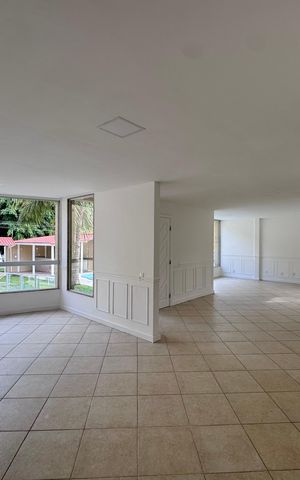 Casa à venda com 600m², 4 quartos e 7 vagas Casa à venda com 600m², 4 quartos e 7 vagasSala
