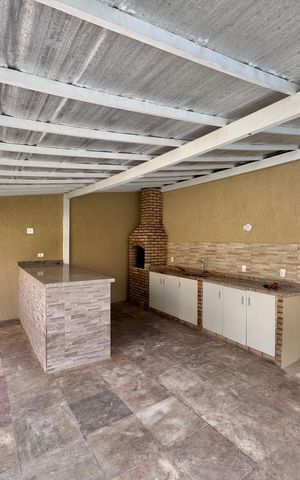 Casa à venda com 600m², 4 quartos e 7 vagas Casa à venda com 600m², 4 quartos e 7 vagasÁrea externa