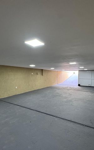 Casa à venda com 600m², 4 quartos e 7 vagas Casa à venda com 600m², 4 quartos e 7 vagasGaragem