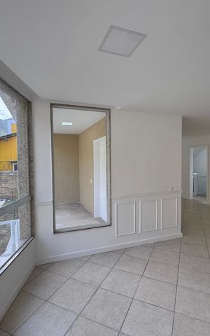 Casa à venda com 600m², 4 quartos e 7 vagas Casa à venda com 600m², 4 quartos e 7 vagasSala