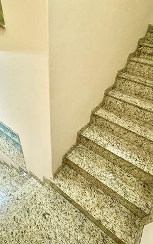 Casa à venda com 230m², 4 quartos e 4 vagas Casa à venda com 230m², 4 quartos e 4 vagasEscada