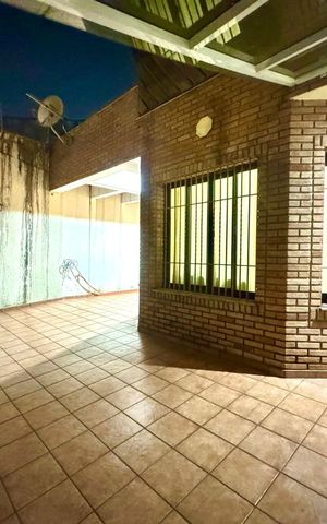 Casa à venda com 230m², 4 quartos e 4 vagas Casa à venda com 230m², 4 quartos e 4 vagasGaragem