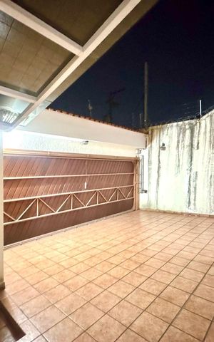 Casa à venda com 230m², 4 quartos e 4 vagas Casa à venda com 230m², 4 quartos e 4 vagasGaragem