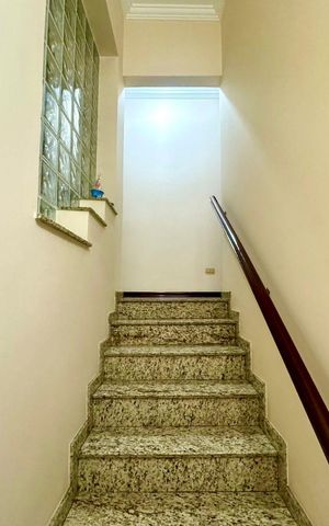 Casa à venda com 230m², 4 quartos e 4 vagas Casa à venda com 230m², 4 quartos e 4 vagasEscada