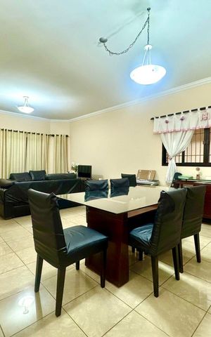 Casa à venda com 230m², 4 quartos e 4 vagas Casa à venda com 230m², 4 quartos e 4 vagasSala