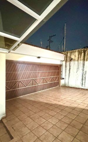 Casa à venda com 230m², 4 quartos e 4 vagas Casa à venda com 230m², 4 quartos e 4 vagasGaragem