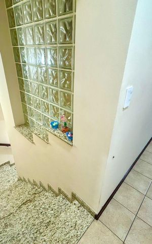Casa à venda com 230m², 4 quartos e 4 vagas Casa à venda com 230m², 4 quartos e 4 vagasEscada