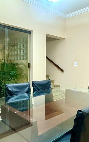 Casa à venda com 230m², 4 quartos e 4 vagas Casa à venda com 230m², 4 quartos e 4 vagasSala
