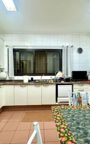 Casa à venda com 230m², 4 quartos e 4 vagas Casa à venda com 230m², 4 quartos e 4 vagasCozinha