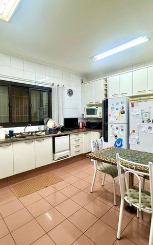 Casa à venda com 230m², 4 quartos e 4 vagas Casa à venda com 230m², 4 quartos e 4 vagasCozinha