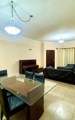 Casa à venda com 230m², 4 quartos e 4 vagas Casa à venda com 230m², 4 quartos e 4 vagasSala