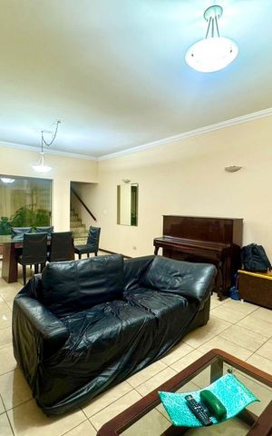 Casa à venda com 230m², 4 quartos e 4 vagas Casa à venda com 230m², 4 quartos e 4 vagasSala