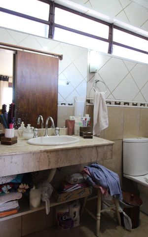 Casa à venda com 270m², 4 quartos e 4 vagasBanheiro da Suíte 1