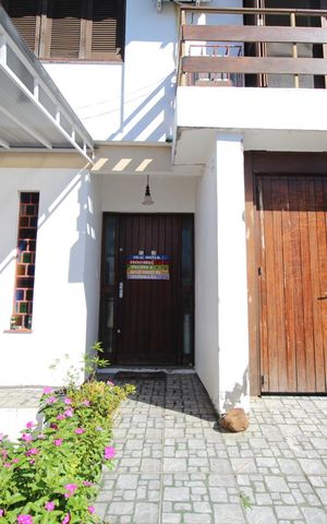 Casa à venda com 270m², 4 quartos e 4 vagasFachada