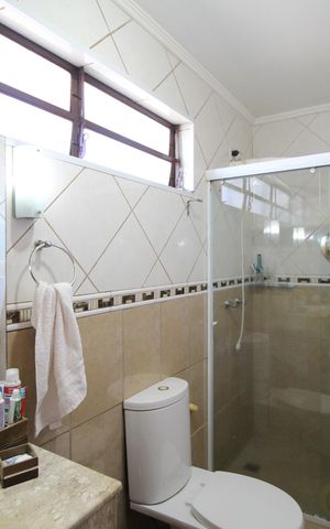 Casa à venda com 270m², 4 quartos e 4 vagasBanheiro da Suíte 1