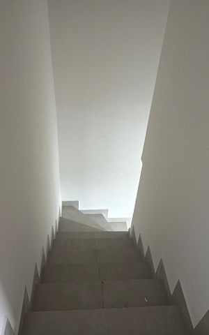 Apartamento para alugar com 85m², 1 quarto e 1 vaga Apartamento para alugar com 85m², 1 quarto e 1 vagaEscada