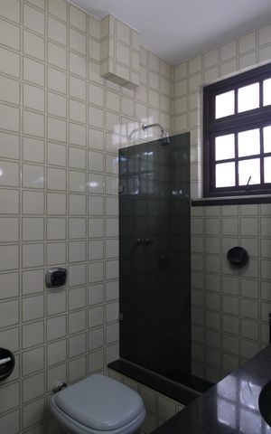Casa à venda com 450m², 4 quartos e 4 vagasBanheiro da suíte 2