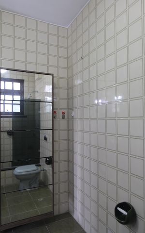 Casa à venda com 450m², 4 quartos e 4 vagasBanheiro da suíte 2