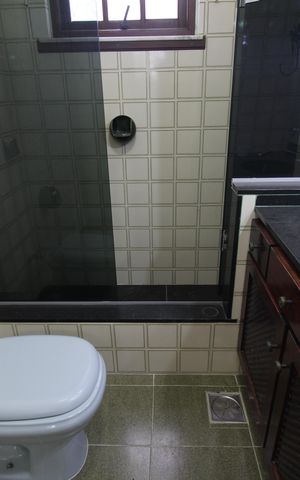 Casa à venda com 450m², 4 quartos e 4 vagasBanheiro da suíte 2