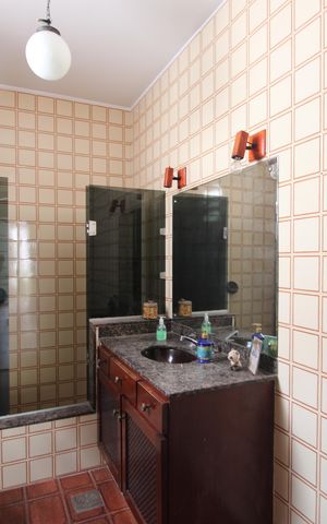 Casa à venda com 450m², 4 quartos e 4 vagasBanheiro da suíte 1