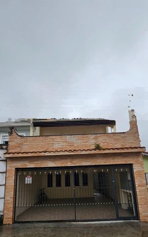 Casa à venda com 260m², 3 quartos e 2 vagas Casa à venda com 260m², 3 quartos e 2 vagasFachada