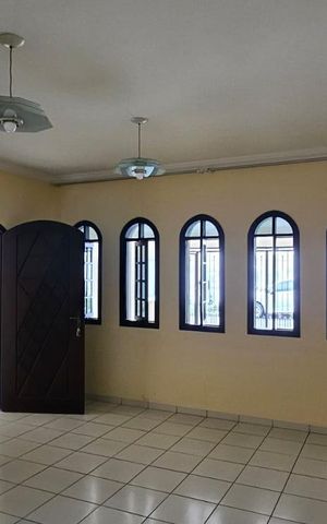 Casa à venda com 260m², 3 quartos e 2 vagas Casa à venda com 260m², 3 quartos e 2 vagasSala