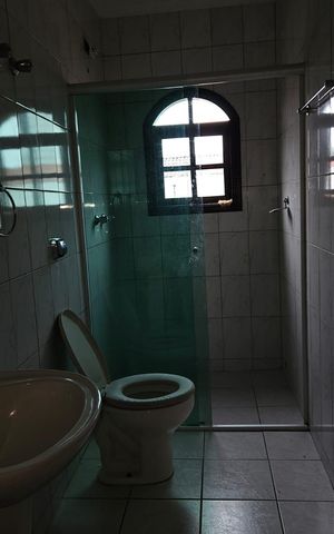 Casa à venda com 260m², 3 quartos e 2 vagas Casa à venda com 260m², 3 quartos e 2 vagasBanheiro