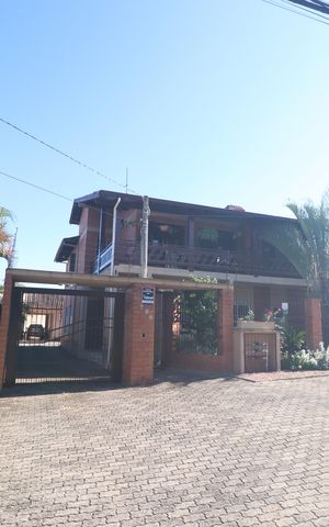Casa à venda com 257m², 6 quartos e 2 vagasFachada geral