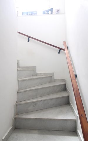 Casa à venda com 115m², 2 quartos e 2 vagasEscada