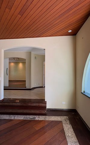 Casa à venda com 341m², 5 quartos e sem vaga Casa à venda com 341m², 5 quartos e sem vagaSala de Lareira