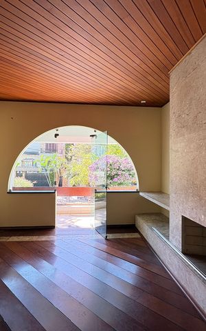 Casa à venda com 341m², 5 quartos e sem vaga Casa à venda com 341m², 5 quartos e sem vagaSala de Lareira