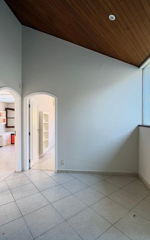 Casa à venda com 341m², 5 quartos e sem vaga Casa à venda com 341m², 5 quartos e sem vagaHall dos Quartos
