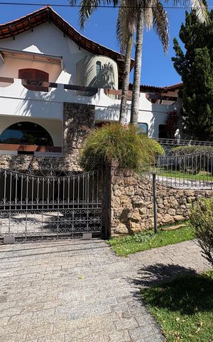 Casa à venda com 341m², 5 quartos e sem vaga Casa à venda com 341m², 5 quartos e sem vagaFachada