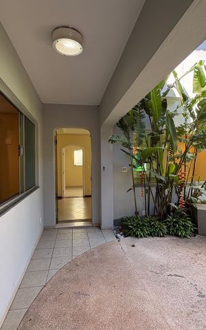 Casa à venda com 341m², 5 quartos e sem vaga Casa à venda com 341m², 5 quartos e sem vagaÁrea comum/ Jardim