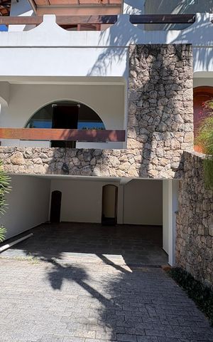 Casa à venda com 341m², 5 quartos e sem vaga Casa à venda com 341m², 5 quartos e sem vagaGaragem