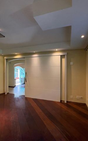 Casa à venda com 341m², 5 quartos e sem vaga Casa à venda com 341m², 5 quartos e sem vagaSala de Estar