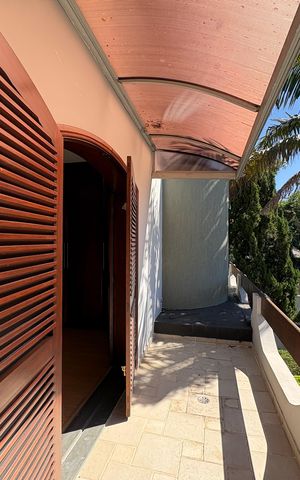 Casa à venda com 341m², 5 quartos e sem vaga Casa à venda com 341m², 5 quartos e sem vagaVaranda da Suíte 2