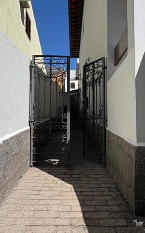 Casa à venda com 341m², 5 quartos e sem vaga Casa à venda com 341m², 5 quartos e sem vagaEntrada Lateral Externa