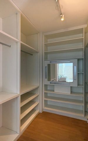 Casa à venda com 341m², 5 quartos e sem vaga Casa à venda com 341m², 5 quartos e sem vagaCloset da Suíte Principal