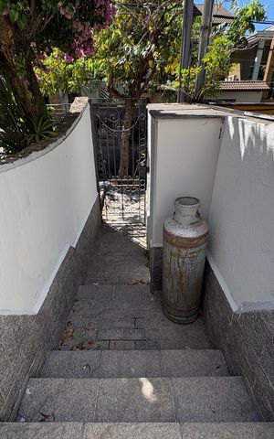 Casa à venda com 341m², 5 quartos e sem vaga Casa à venda com 341m², 5 quartos e sem vagaEntrada Lateral Externa