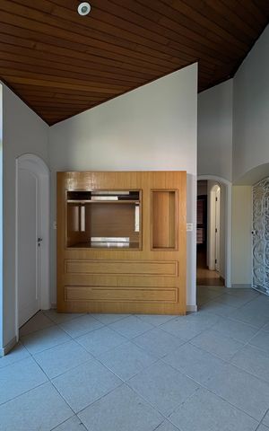 Casa à venda com 341m², 5 quartos e sem vaga Casa à venda com 341m², 5 quartos e sem vagaHall dos Quartos