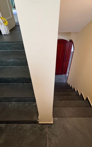 Casa à venda com 341m², 5 quartos e sem vaga Casa à venda com 341m², 5 quartos e sem vagaEscada interna