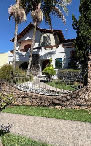 Casa à venda com 341m², 5 quartos e sem vaga Casa à venda com 341m², 5 quartos e sem vagaFachada