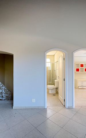 Casa à venda com 341m², 5 quartos e sem vaga Casa à venda com 341m², 5 quartos e sem vagaHall dos Quartos