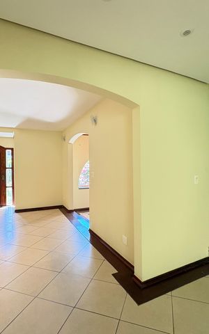 Casa à venda com 341m², 5 quartos e sem vaga Casa à venda com 341m², 5 quartos e sem vagaEntrada